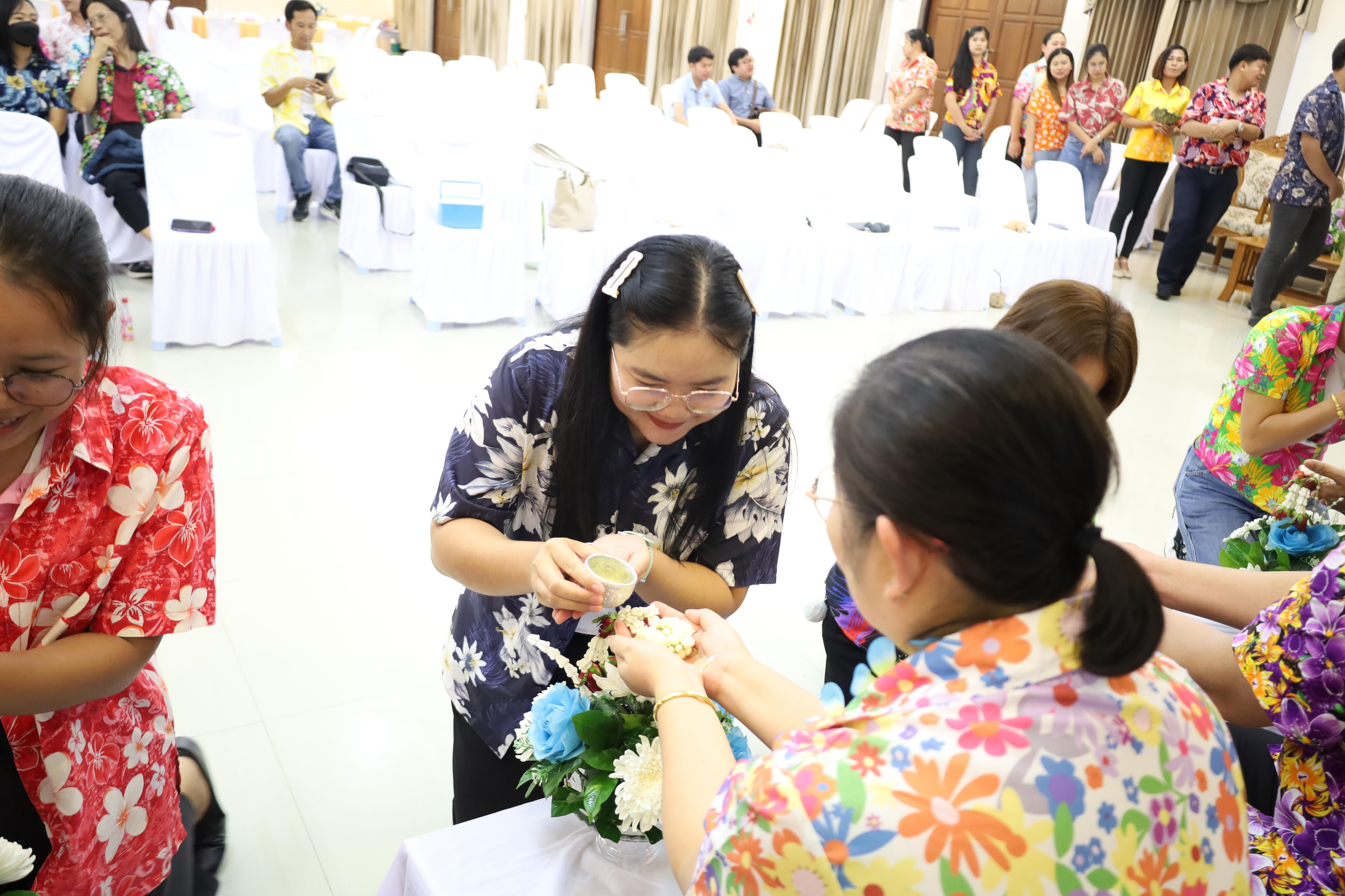 129. วันที่ 26 เมษายน 2568 สาขาการบริหารการศึกษา ได้จัดกิจกรรมรดน้ำดำหัวคณาจารย์ระดับบัณฑิตศึกษา ประจำสาขาการบริหารการศึกษา ณ ห้องประชุมครุร่มสัก 1 ชั้น 3 อาคารคณะครุศาสตร์